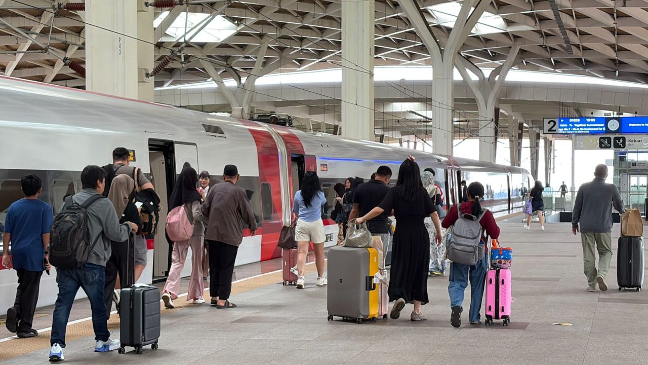 Lonjakan penumpang kereta cepat Whoosh saat libur Imlek 2026.