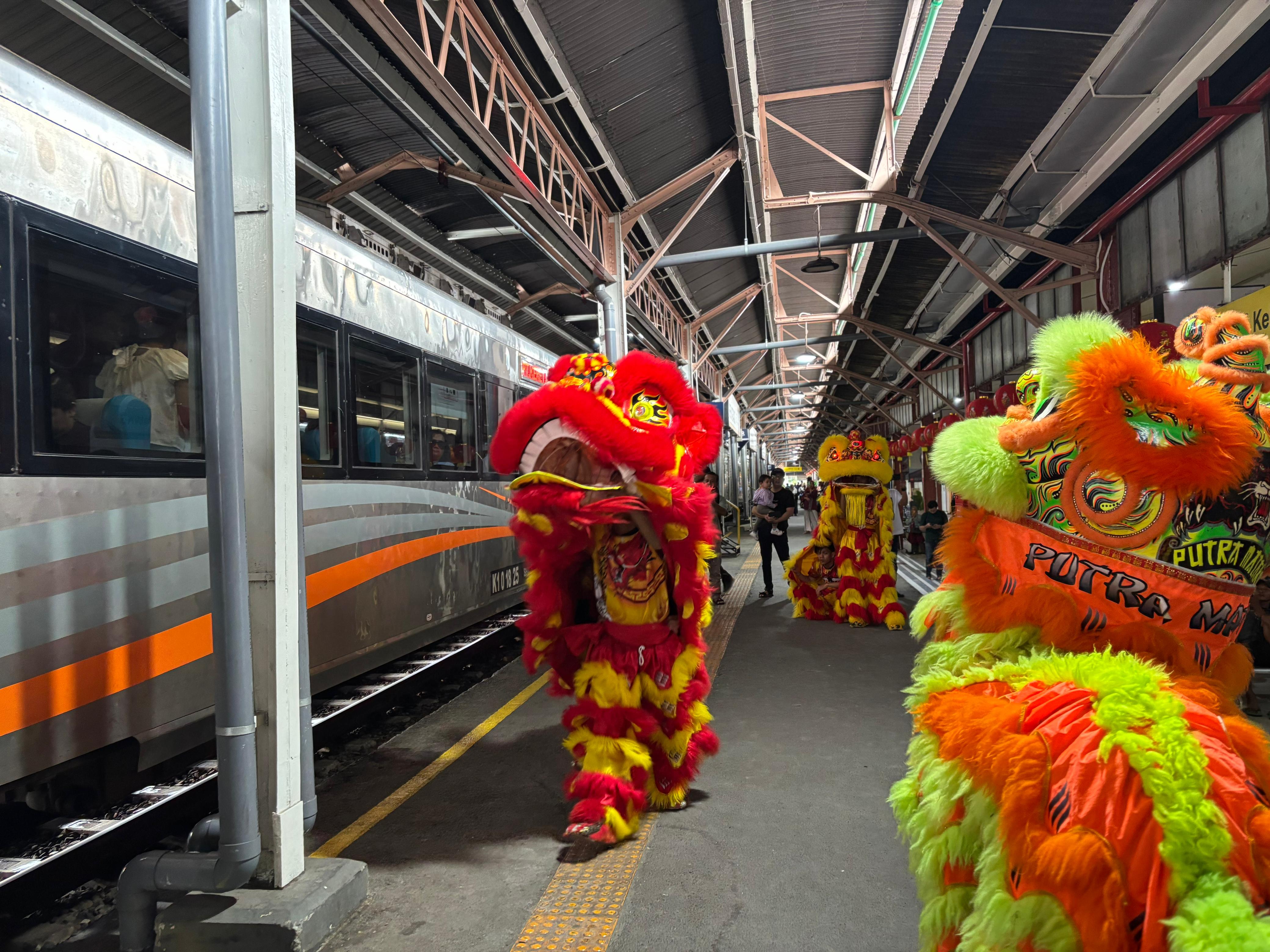 Atraksi barongsai meriahkan kereta api di Semarang Tawang saat Imlek 2026.