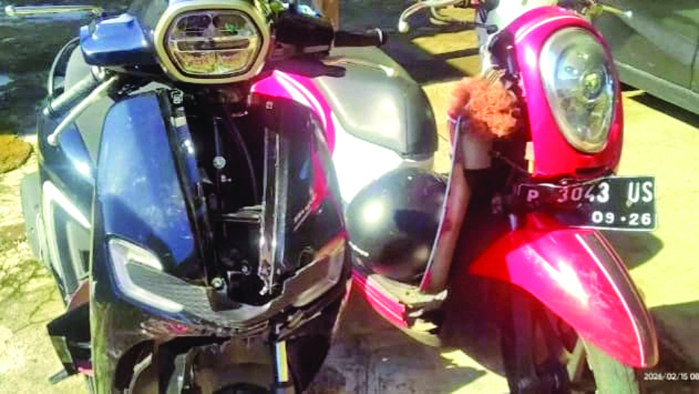Dua sepeda motor rusak di bagian depan usai mengalami laka di Desa Kebondalem, Kecamatan Bangorejo, Jumat (13/2) malam.