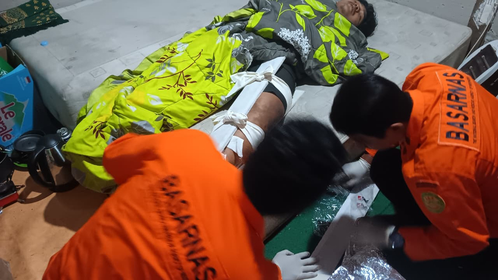 Tim SAR memberikan pertolongan kepada Ahmad Saoqilah, warga Jember yang terpeleset di kawasan Gunung Rante, Selasa (17/2).