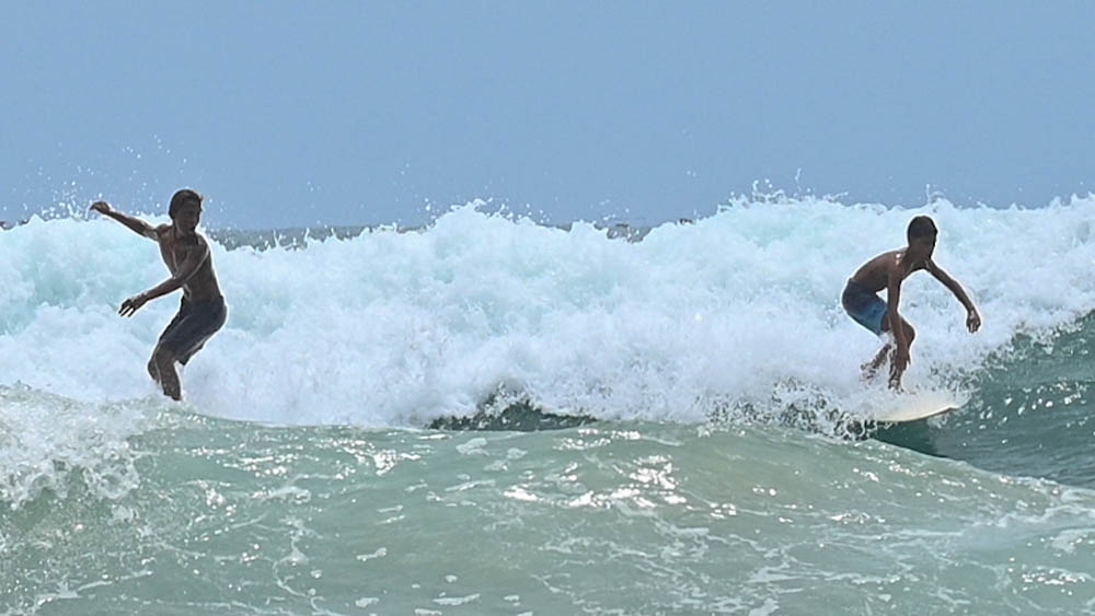 Anak-anak bermain selancar di Pulau Merah, Selasa (17/12/). Sebagian dari mereka memanfaatkan libur sekolah untuk bermain surfing.