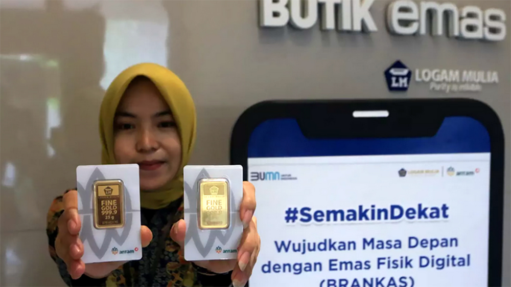 Petugas Butik Emas Logan Mulia Antam menunjukkan replika logam mulia keluaran PT ANTAM di butik emas di rukan DP Mall, Jalan Pemuda, Kota Semarang.
