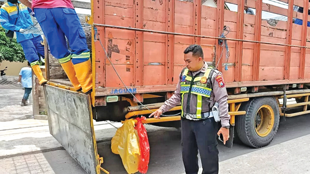 TKP: Anggota Unit Gakkum Polresta Banyuwangi mengecek barang bukti (BB) truk fuso yang ditabrak emak-emak di Desa Sumberagung, Kecamatan Pesanggaran, Senin (16/2).