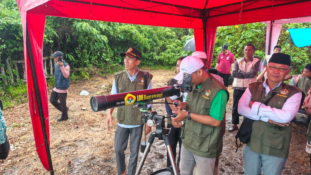 Tim rukyatul hilal melihat bulan menggunakan teropong di Pantai Pancur wilayang TNAP, Kecamatan Tegaldlimo, Selasa sore (17/2).