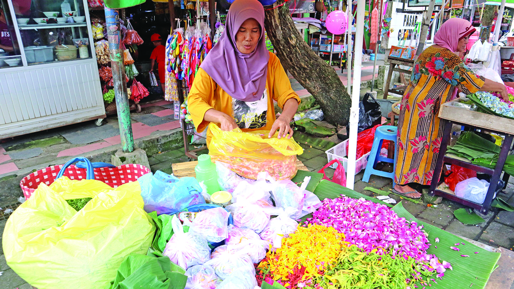 UNTUNG: Pedagang bunga di sekitar tempat pemakaman umum meraup untung jelang Ramadan.