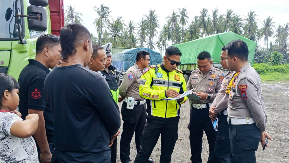Kasatlantas Polresta Banyuwangi AKP I Gusti Bagus Krisna Fuady bersama tim memantau buffer zone di Terminal Sritanjung, Kalipuro, Selasa (17/2).