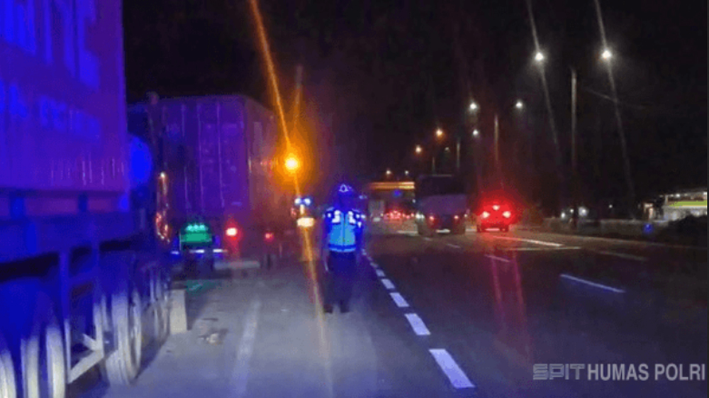 Polantas tertibkan truk parkir bahu jalan dan ODOL di Tol Japek, Cipularang, Merak atas perintah Kakorlantas demi keselamatan.