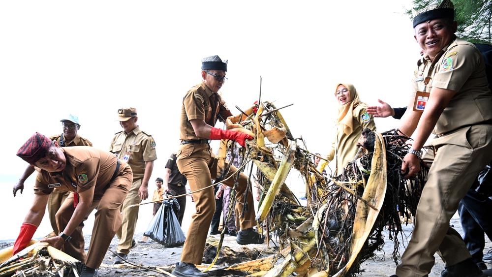 Sekda Guntur Priambodo, Asisten Perekonomian dan Pembangunan Suratno, dan Kasatpol PP Yoppy Bayu Irawan ikut memungut sampah dalam aksi tandang bareng di Pantai GWD, Rabu (18/2).