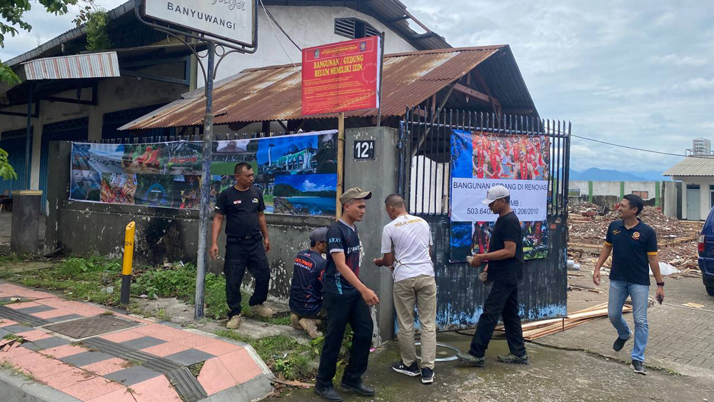 Anggota Satpol PP Banyuwangi menyegel bangunan renovasi hotel yang terletak di Jalan Brawijaya Banyuwangi, Rabu (18/2).