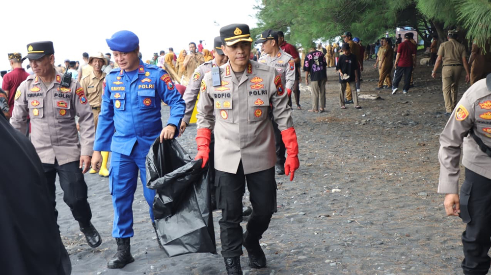 Kapolresta Kombespol Rofiq Ripto Himawan didampingi Kasatpolairud Kompol Wahyudi dan Kapolsek Kalipuro AKP Sukirman turun langsung dalam gerakan Banyuwangi Asri di Pantai GWD, Rabu (18/2).