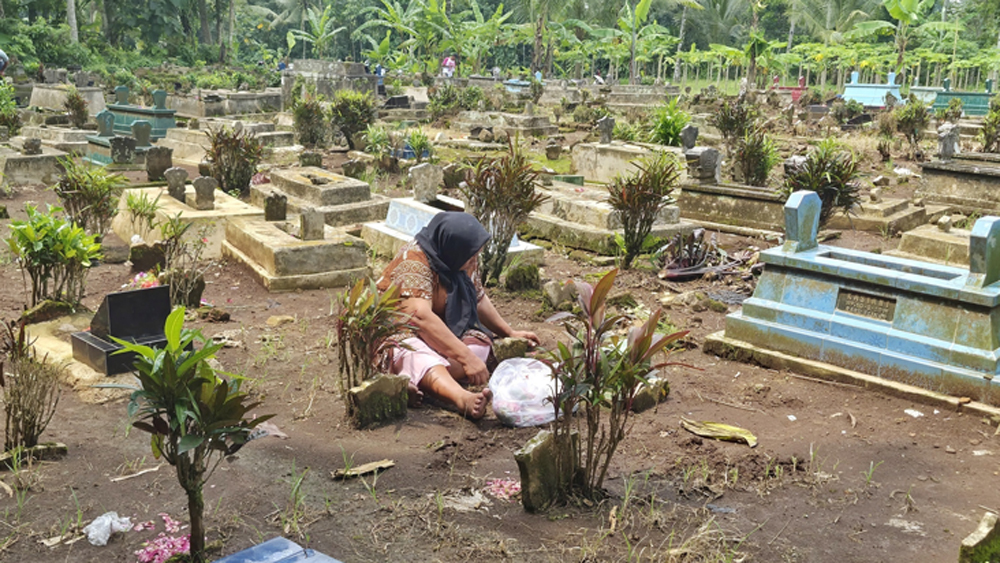 KIRIM DOA: Warga Dusun Krajan, Desa/Kecamatan Sempu nyekar di tempat pemakaman umum desa setempat, Rabu (18/2).