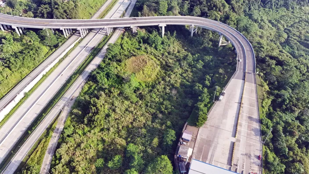 Foto udara Ruas Jalan Tol Bogor-Ciawi-Sukabumi (Bocimi) dengan latar belakang Gunung Salak di Cicurug, Kabupaten Bogor, Jawa Barat.