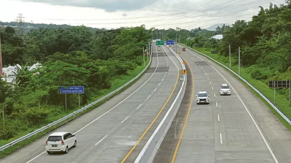Sejumlah kendaraan melintas di Tol Malang-Pandaan di Desa Sekarpuro, Kecamatan Pakis. Pemkab Malang masih menunggu kelanjutan proyek Tol Malang-Kepanjen.