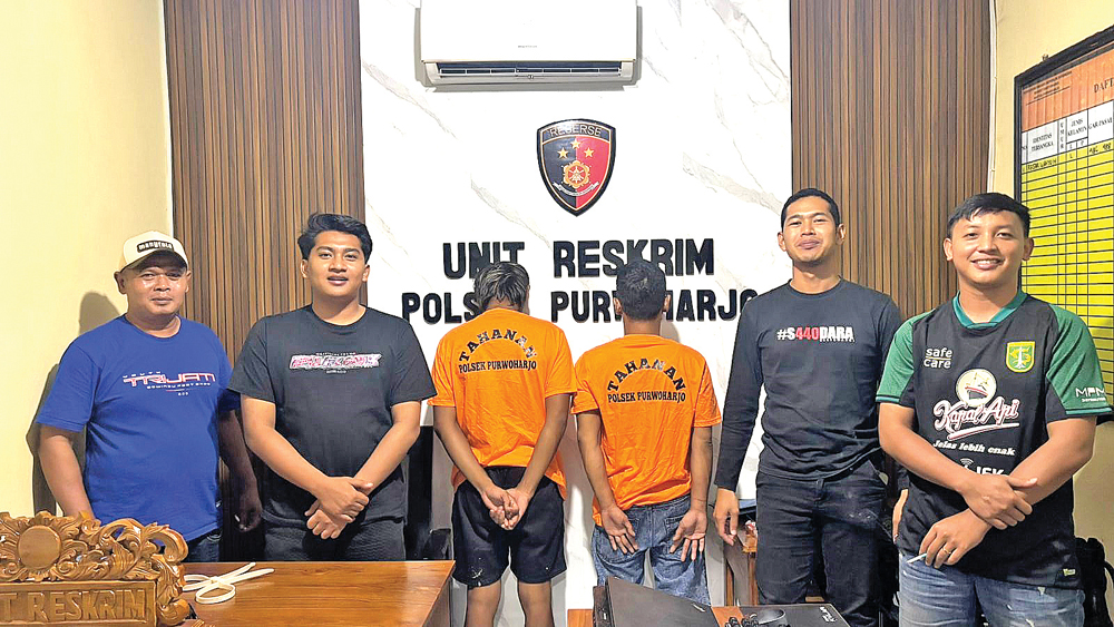 Dua pelaku pencurian uang dan hp di salah satu toko kelontong Desa/Kecamatan Purwoharjo pada Sabtu (14/2) diamankan di Mapolsek setempat.