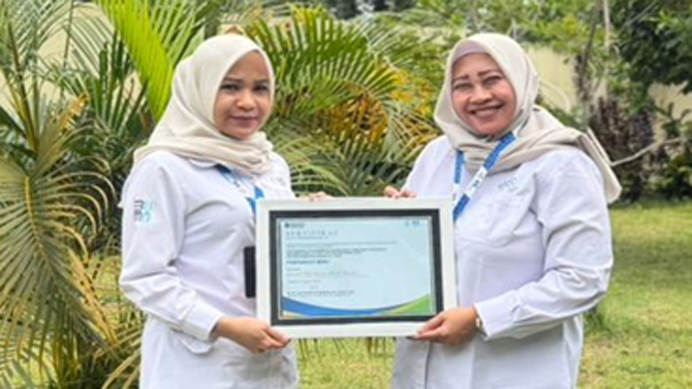 Director Hospital RSU Bhakti Husada drg Vinandita Nabilla Karina MKes MHkes menerima penghargaan Pertamina Environment Regulations Compliance Assurance (PERCA).