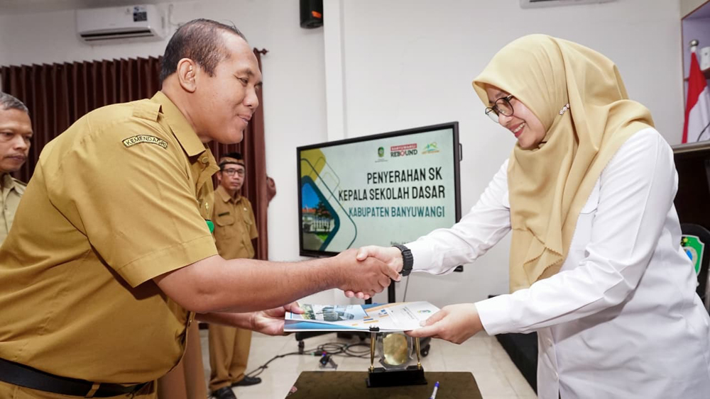 KASEK BARU: Bupati Ipuk menyerahkan SK kepada salah satu kepala sekolah yang baru dilantik di aula kantor Dinas Pendidikan Banyuwangi, Rabu (18/2).