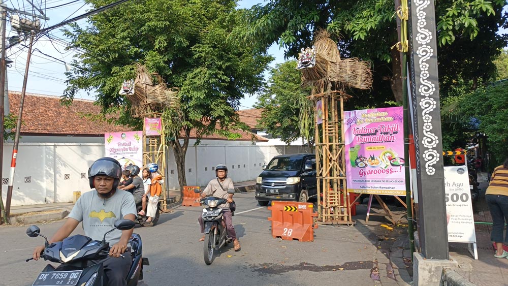 PERSIAPAN: Gapura dan banner Ngerandu Buko terpasang di ujung barat Jalan Letjen Sutoyo Banyuwangi, Rabu (18/2).