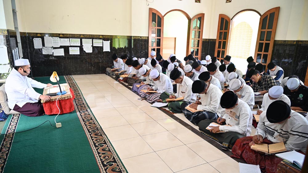 NGAJI KITAB: Pengasuh Ponpes Al Anwari KH Achmad Shiddiq membedah kitab Riyadus Shalihin kepada para santrinya, Kamis (19/2).