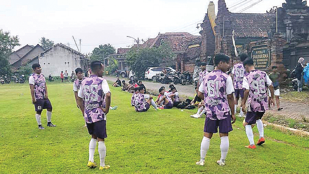 DIBUBARKAN: Pertandundingan antar klub sepak bola di Desa Kedunggebang, Kecamatan Tegaldlimo, dihentikan sejak Selasa (17/2).