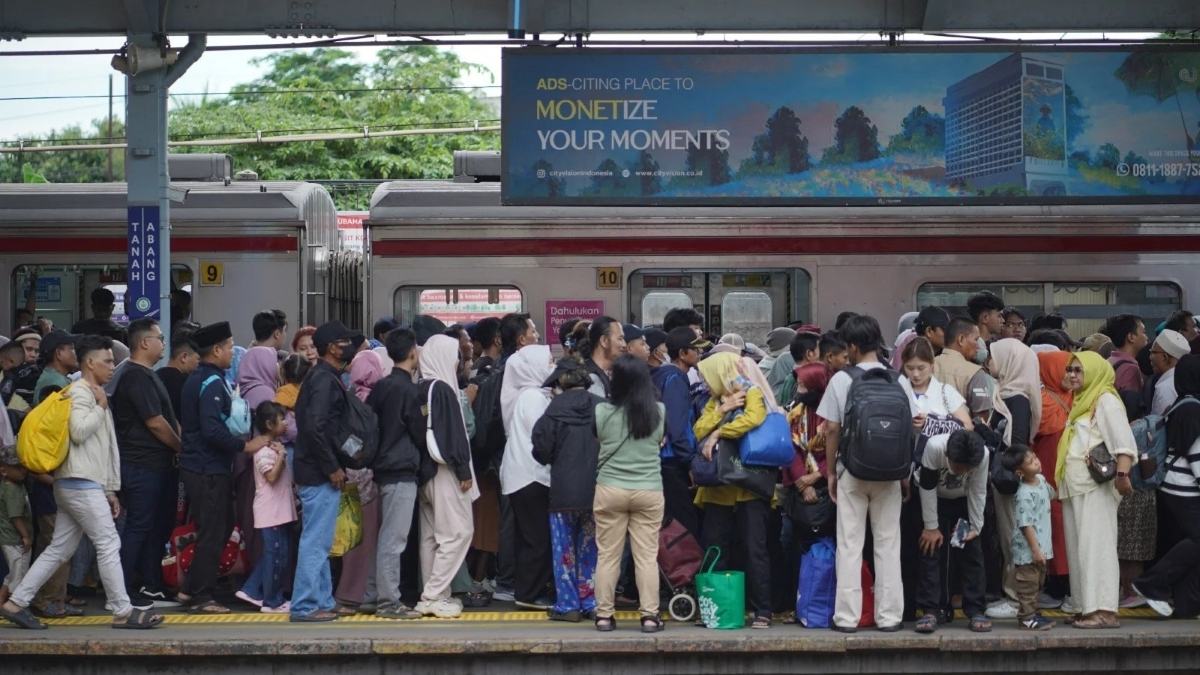 Kereta lintas Tanah Abang-Rangkasbitung catat 77 juta pengguna dalam setahun.