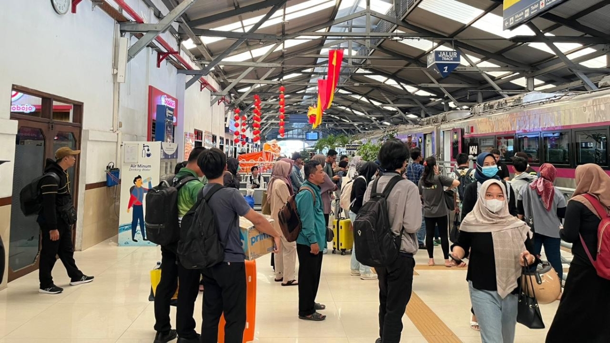 Lonjakan 215.176 penumpang kereta api di Daop 8 Surabaya saat libur Imlek 2026.