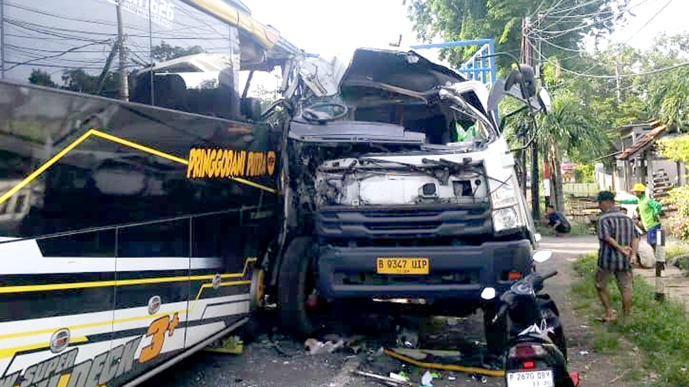 Kecelakaan maut di Jalan Raya Situbondo, Wongsorejo Banyuwangi. Bus Pringgondani tabrak Truk Fuso, sopir truk tewas.