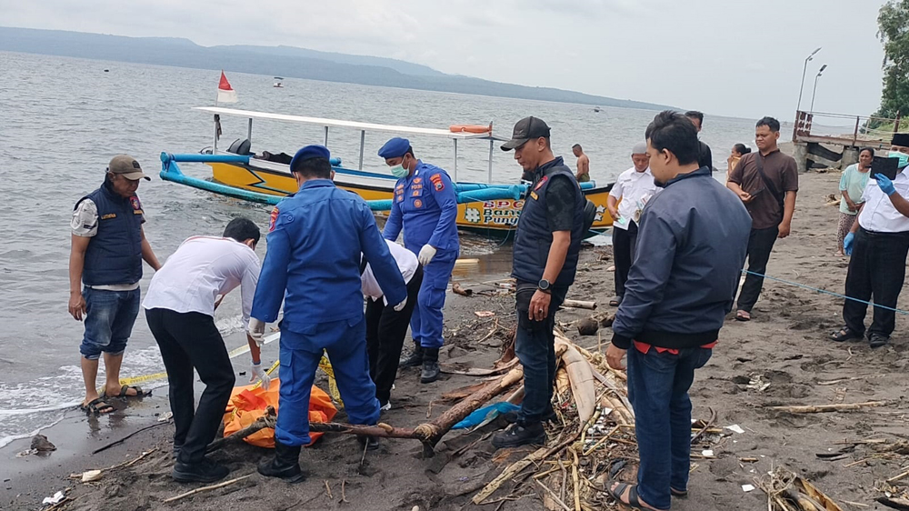Anggota Satpolairud bersama warga Desa Bangsring, Kecamatan Wongsorejo mengevakuasi temuan potongan tubuh manusia di Pantai Kampung Lobster, Kamis pagi (19/2).