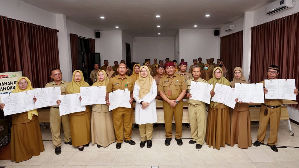 Bupati Banyuwangi Ipuk Fiestiandani melantik 9 kepala sekolah SD Negeri dan menekankan peran aktif kepsek dalam penanganan anak putus sekolah.