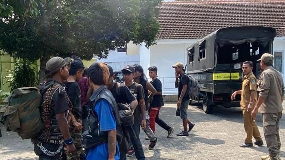 Belasan anak punk dibawa ke Mako Satpol PP Banyuwangi setelah tepergok sembunyi di bawah Jembatan Singonegaran, Kamis (19/2).