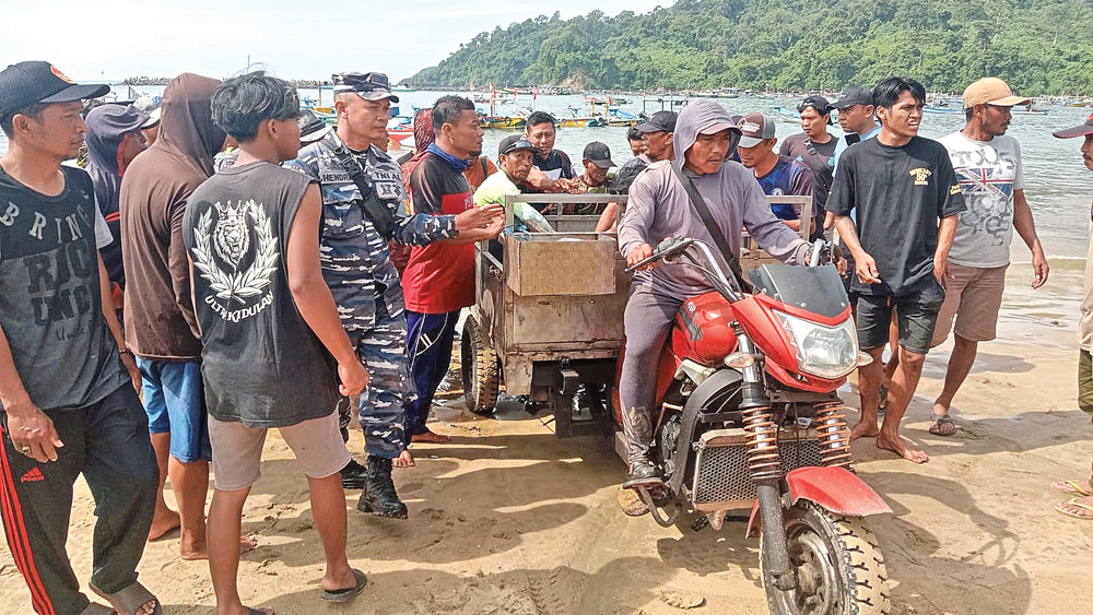 Para nelayan Dusun Pancer, Desa Sumberagung, Kecamatan Pesanggaran, melakukan evakuasi salah satu nelayan yang ditemukan meninggal dunia akibat kecelakaan laut, Kamis (19/2)