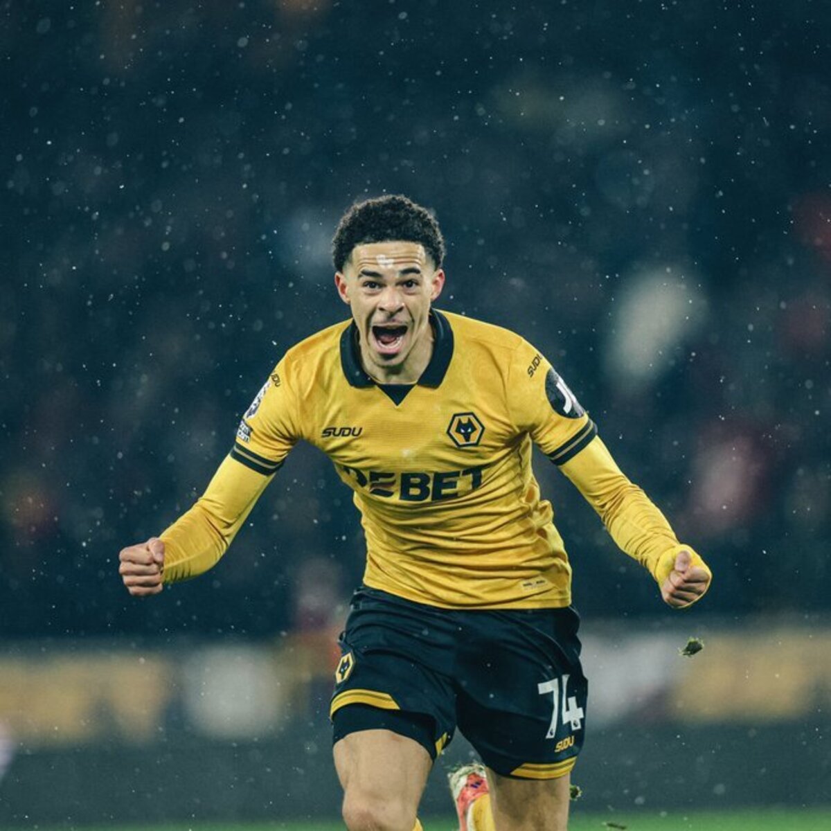 PAHLAWAN: Tom Edozie menjadi pahlawan Wolves saat bersua Arsenal