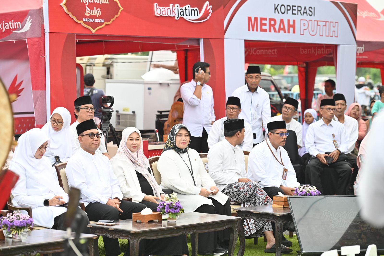 PEMBERDAYAAN UMKM: Bupati Ipuk Fiestiandani, Wabup Mujiono, dan Pemimpin Cabang Bank Jatim Banyuwangi Ni Gusti Ayu Putu Sri Lestari (empat dari kiri) menghadiri peluncuran Festival Ngerandu Buko.