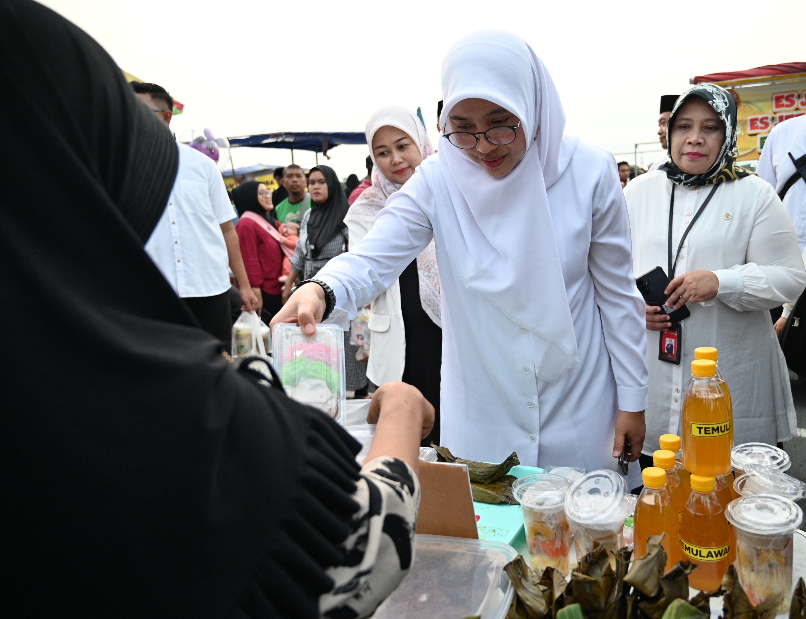 Pemimpin Cabang Bank Jatim Banyuwangi Ni Gusti Ayu Putu Sri Lestari (kanan) mendampingi Bupati Ipuk Fiestiandani berbalanja takjil.
