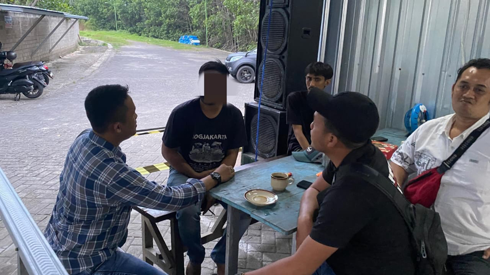 Penyidik Polsek Banyuwangi menginterogasi pelaku pencurian besi di area eks PKBR, Jumat (20/2).
