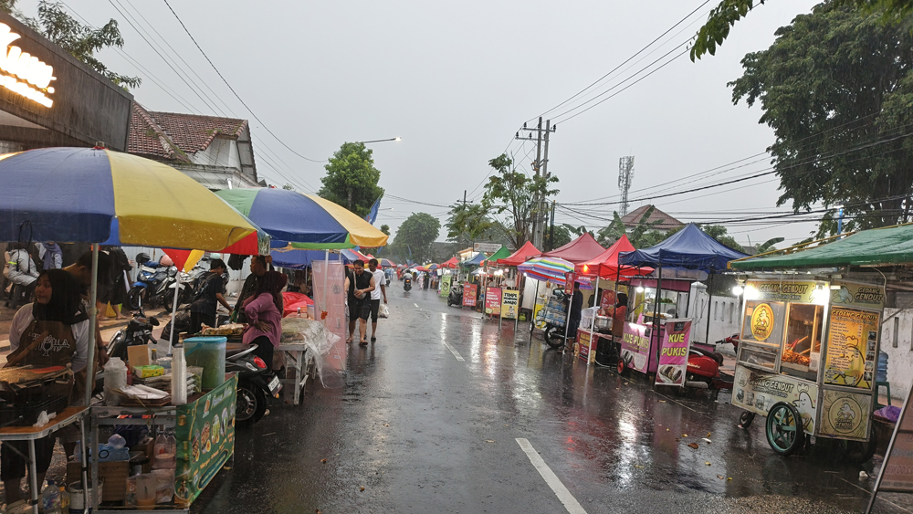 Deretan lapak yang menyediakan menu takjil di sepanjang Jalan Letjen Sutoyo mendadak sepi setelah kawasan tersebut diguyur hujan deras, Jumat sore (20/1).