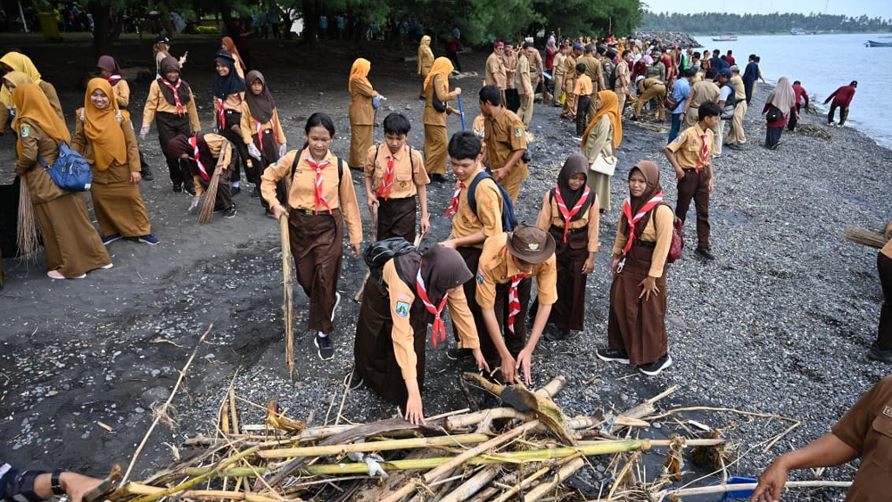Kalangan pelajar dilibatkan dalam program Banyuwangi ASRI denagn sasaran bersih-bersih Pantai Grand Watudodol, Rabu (18/2).