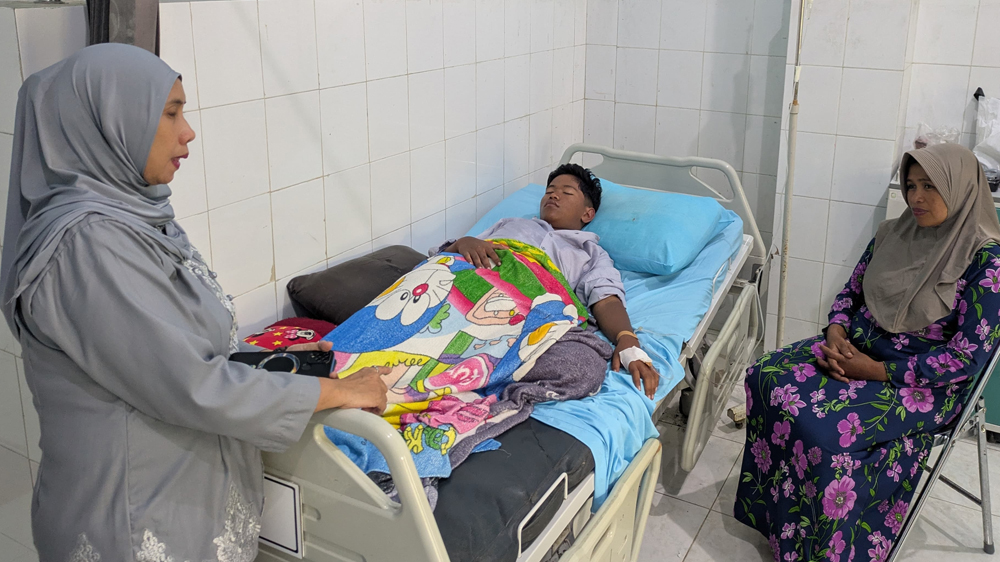 Muhammad Dzikri Maulana masih terbaring lemas di ruang perawatan Puskesmas Licin, Jumat (20/2). Dia ditunggui perawat dan orang tuanya.