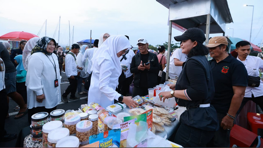 Pasar Takjil Ngerandu Buko di Pantai Boom Banyuwangi ramai saat Ramadan, libatkan 250 UMKM dan wisatawan asing.