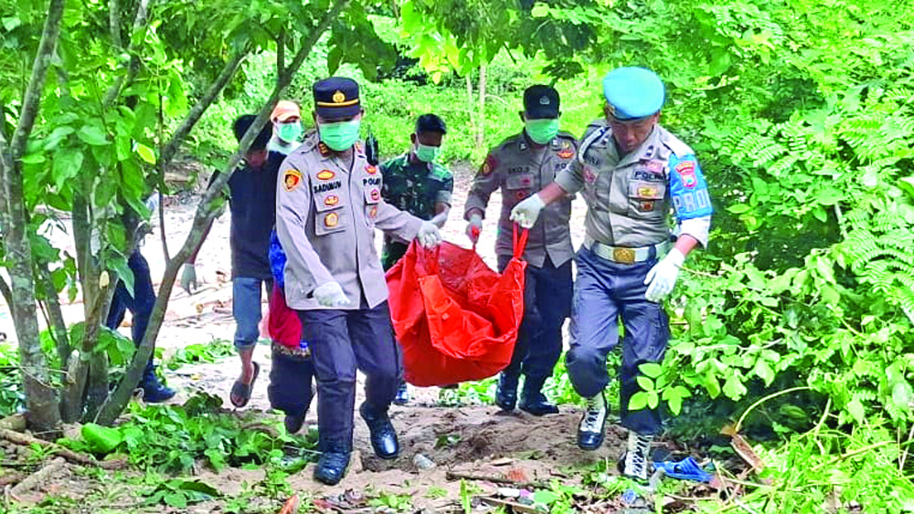 TANPA IDENTITAS: Tim gabungan mengevakuasi jenazah Mr X yang ditemukan di Pantai Plengkung, kawasan Taman Nasional Alas Purwo, Kamis (19/2).