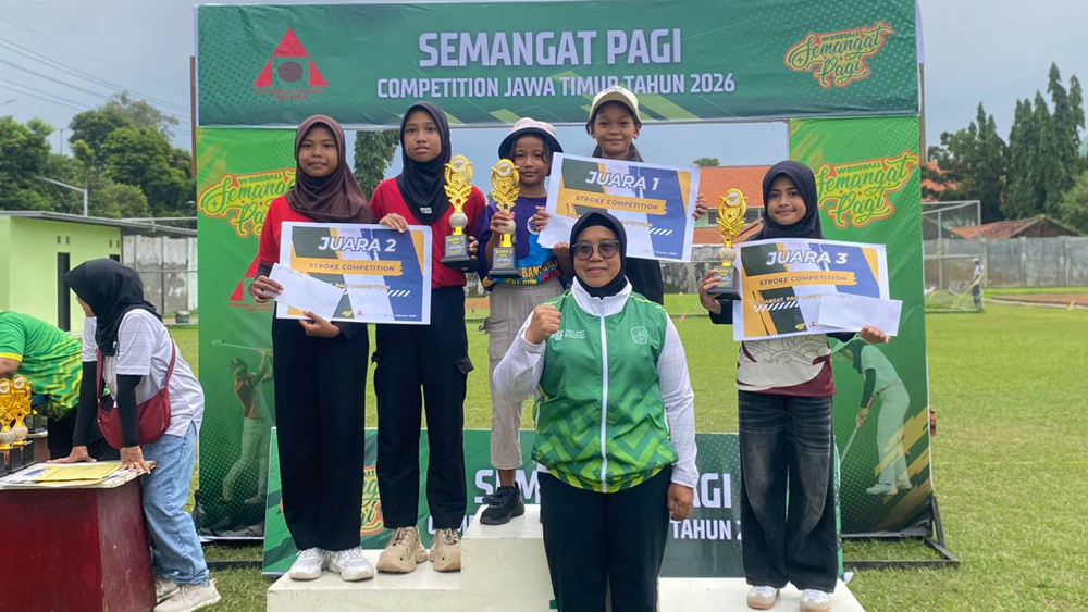 Afifa Fatya Wahyuni bersama Amanda Aulia Rahmadani siswa SDN 5 Benculuk meraih Juara 1 Doble Stroke Putri di Sidoarjo pada Sabtu (14/2).