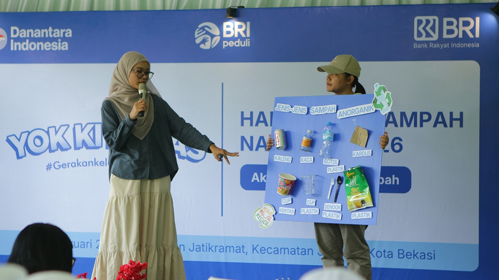 BRI Peduli Yok Kita Gas edukasi pengelolaan sampah di Bekasi saat Hari Peduli Sampah Nasional. Ratusan warga terlibat, puluhan kg sampah terkumpul.