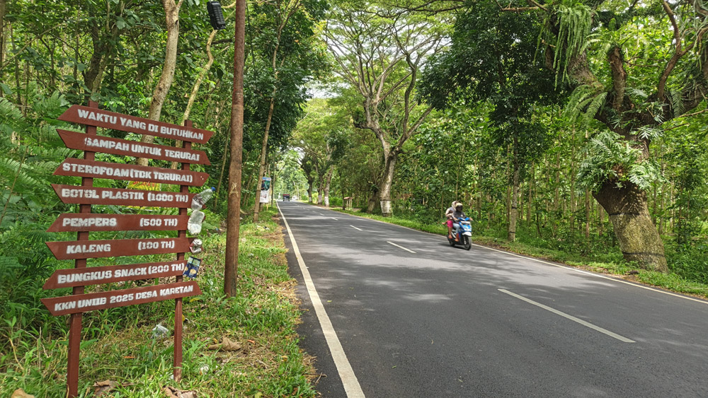 LALU LALANG: Jalan di hutan Karetan yang lebar dan mulus sangat rawan digunakan untuk balap liar, Sabtu (21/2).
