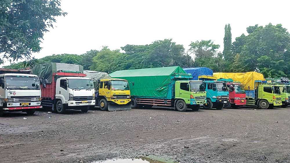 MASIH PADAT: Antrean kendaraan logistik di area Pelabuhan Tanjung Wangi masih terjadi hingga Minggu (22/2).