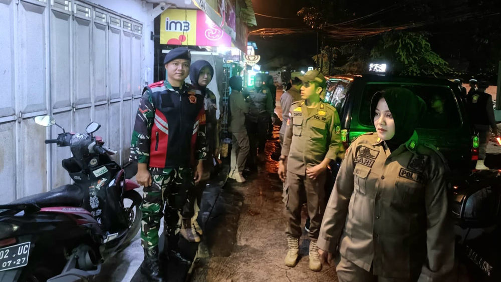 Petugas Satpol PP bersama personel TNI-Polri menggelar inspeksi mendadak di sejumlah tempat hiburan malam di Banyuwangi Sabtu malam (21/2) hingga Minggu dini hari (22/2).