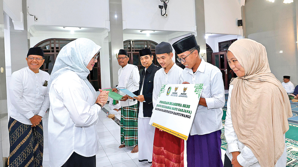 Bupati Ipuk Fiestiandani didampingi Ketua Baznas Dwi Yanto menyerahkan beasiswa kepada tiga mahasiswa Universitas Islam Cordoba di Masjid Baitul Muttaqiin Tegalsari, Sabtu malam (21/2).