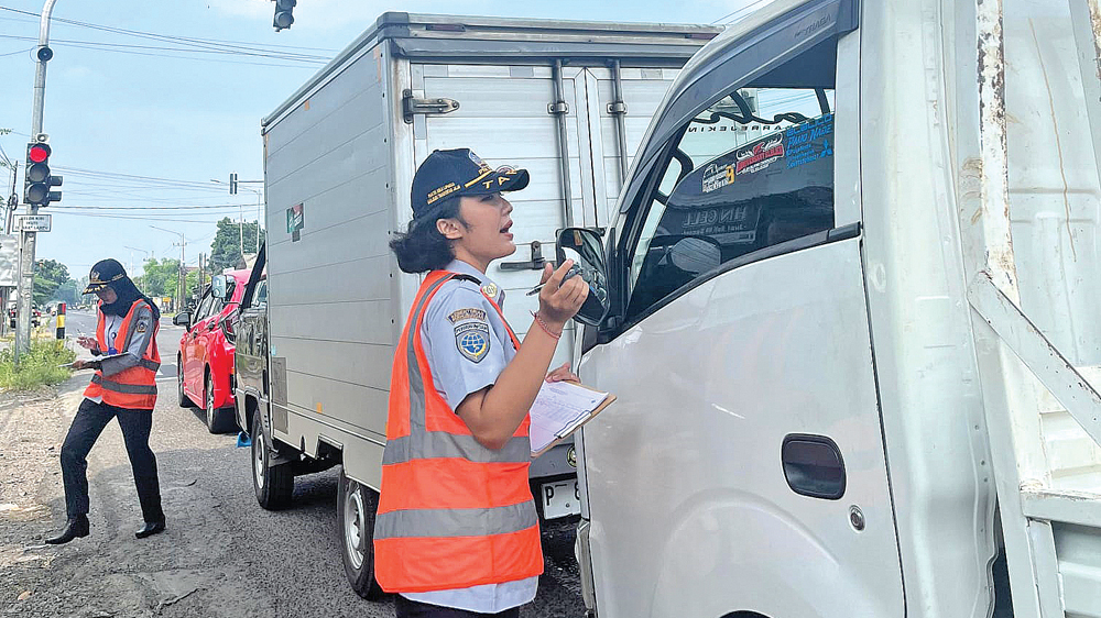 INTERVIEW: Petugas Dishub Banyuwangi mewawancarai pengemudi kendaraan di wilayah Banyuwangi, Minggu (22/2).
