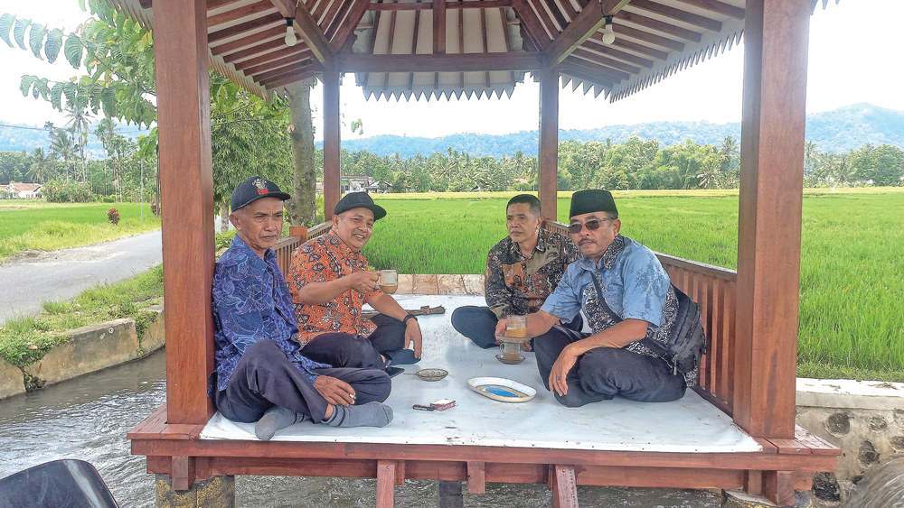 GARAP POTENSI DESA: Pj Kepala Desa (Kades) Kebonrejo RB Winoto Wardoyo (berkacamata) bersama staf desa di lokasi rencana destinasi wisata Pondok Nongko di depan kantor Desa Kebonrejo.