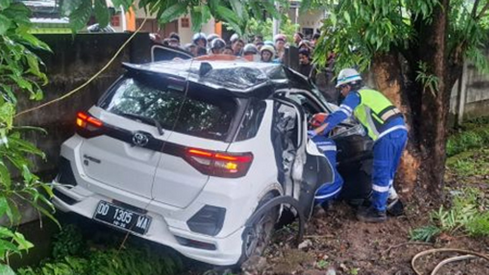 Kecelakaan maut di Tol Makassar Km 7+200, istri anggota DPRD Sulsel tewas. Mobil Toyota Raize ringsek usai tabrak pembatas.