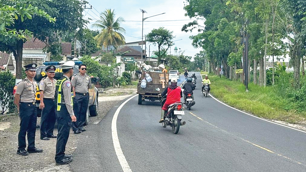 PATROLI: Anggota Polsek Kalibaru menggelar patroli di wilayah Desa Kajarharjo, Kecamatan Kalibaru, Minggu (22/1).