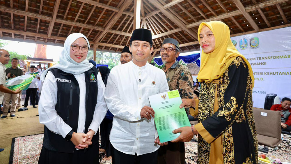 Raja Juli Antoni serahkan SK TORA 160,735 ha di Banyuwangi, 26 desa resmi dapat kepastian hukum lahan dan dorongan ekonomi warga.